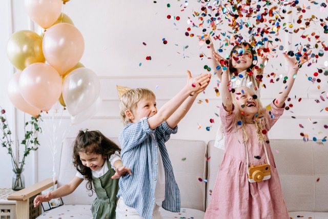 10 roliga aktiviteter för barn på sommaren | KidsNord