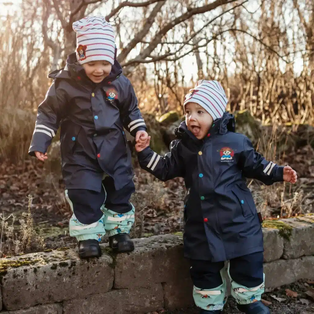 Regnkläder för barn – så klär du barnet för höstregnet
